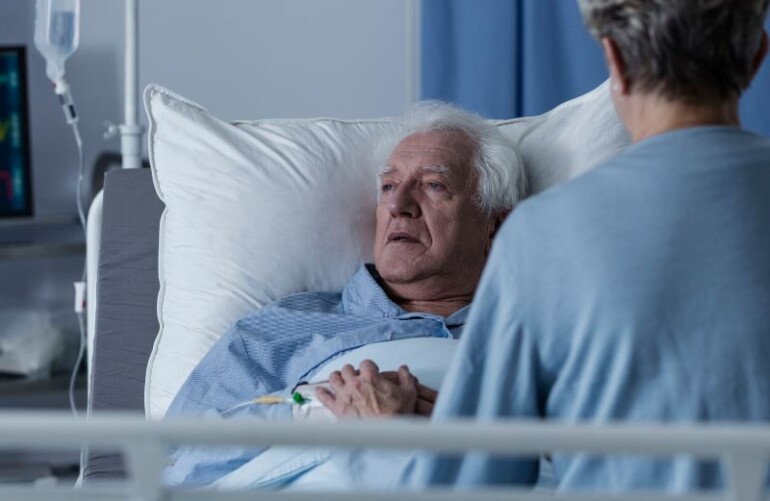 Senior w szpitalu z powodu choroby odzwierzęcej.